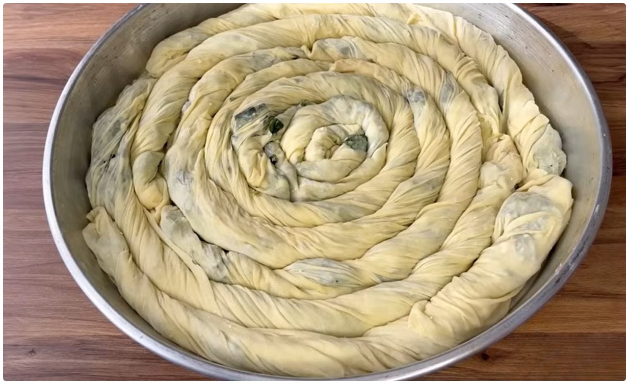 El Açması Ispanaklı Börek Tarifi