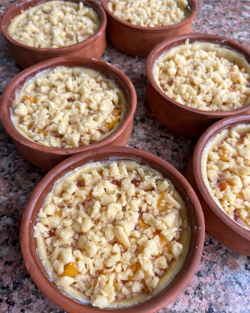 Güveç Kabında Şeftalili Turta Nasıl Yapılır