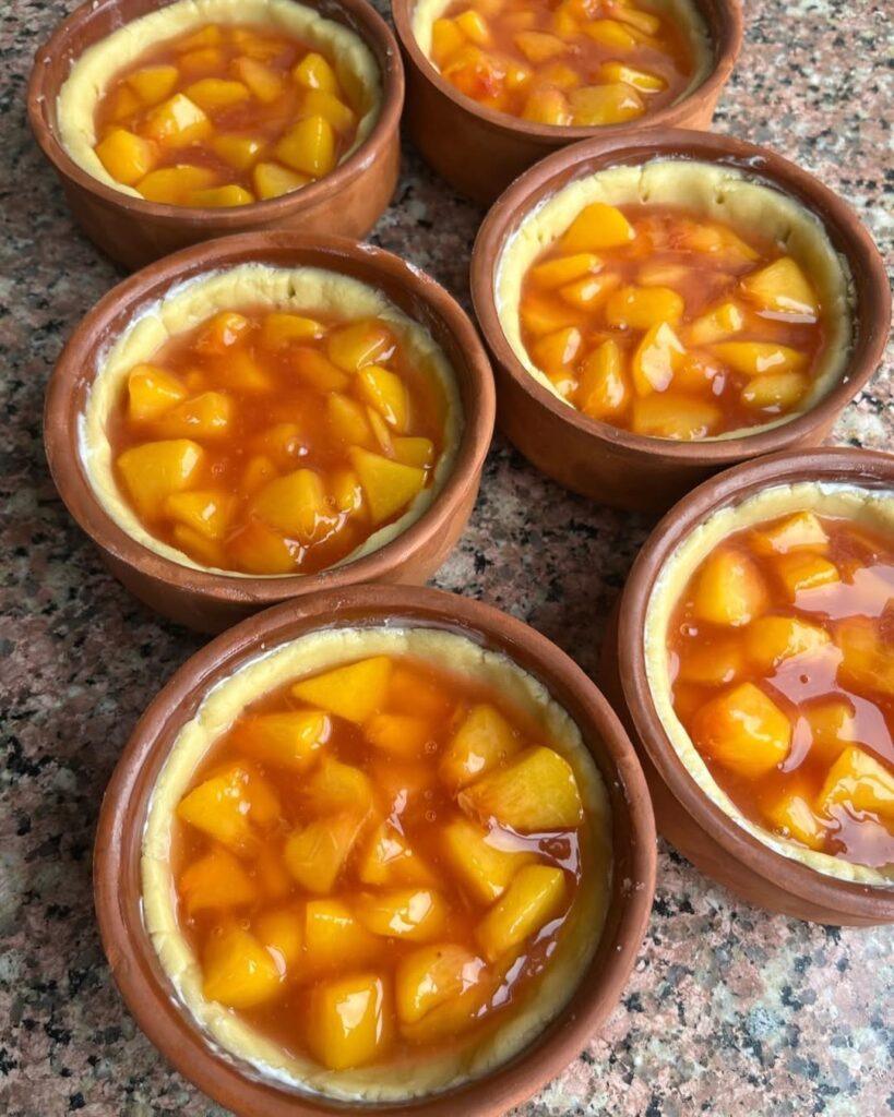 Güveç Kabında Şeftalili Turta Nasıl Yapılır