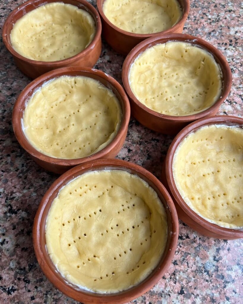 Güveç Kabında Şeftalili Turta Nasıl Yapılır