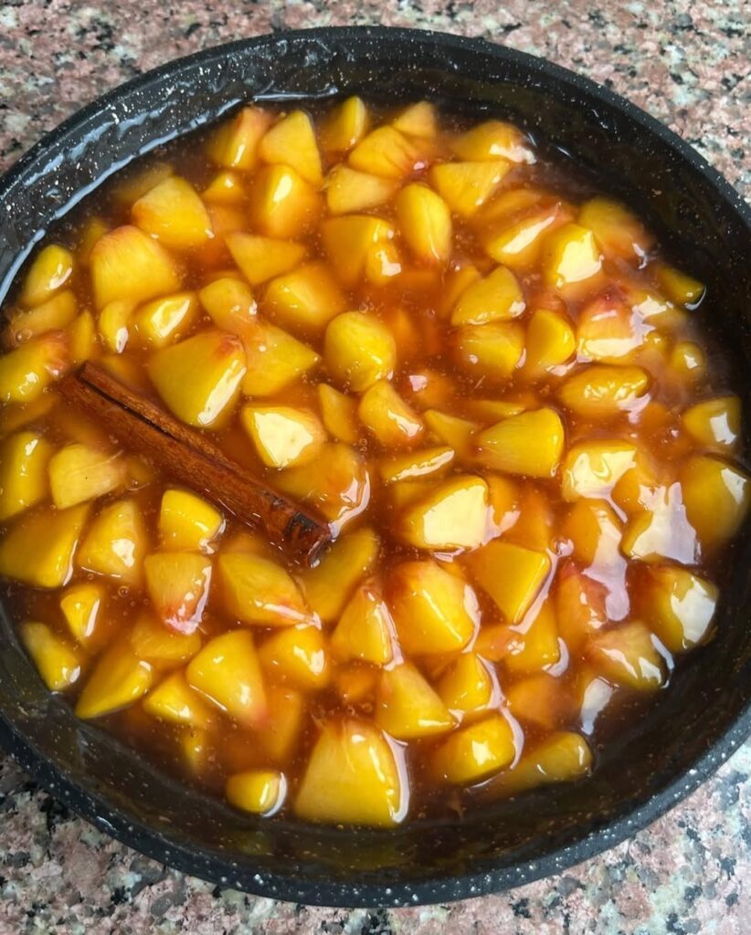 Güveç Kabında Şeftalili Turta Nasıl Yapılır