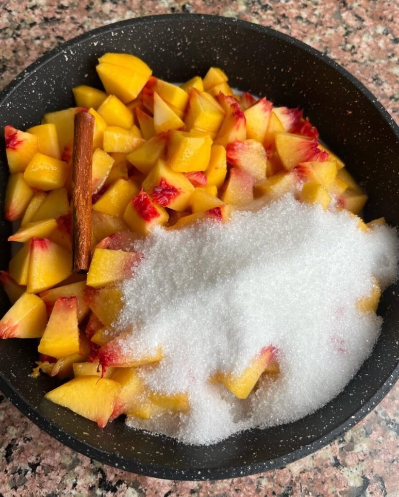 Güveç Kabında Şeftalili Turta Nasıl Yapılır