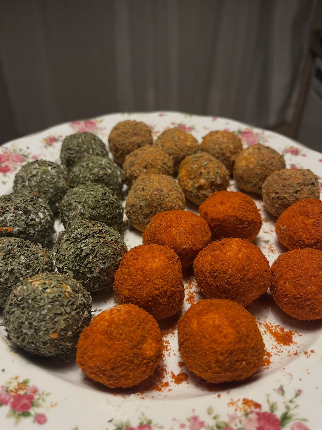 Renkli Baharatlı Peynir Topları